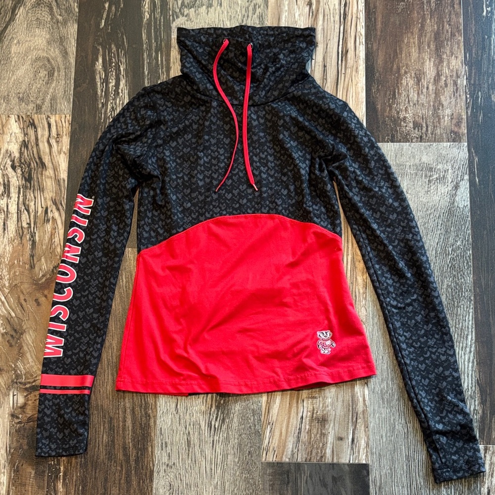 Women's Colosseum Black/Red Wisconsin Badgers Scaled Mock Neck Fitted Pullover